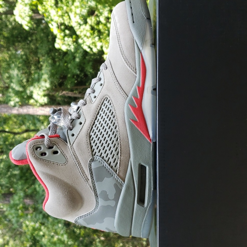 Used size 10.5 men - JORDAN 5 RETRO  P51 CAMO